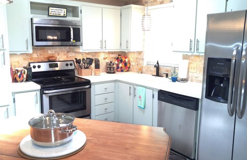 The Villages House | THE VILLAGES, EZ access to shopping + squares, Pet Friendly, remodeled.
