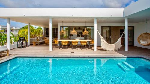 Jan Thiel Hotel | The Villas by LXRYHOME