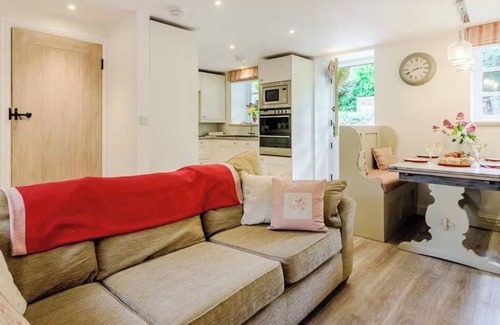 Paignton Cottage | The Vinery - Cosy Cottage, Village, Pubs, Dog Walks Playground, 3 miles to Coast