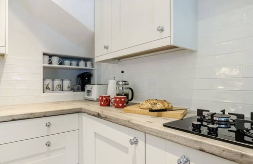 Paignton Cottage | The Vinery - Cosy Cottage, Village, Pubs, Dog Walks Playground, 3 miles to Coast