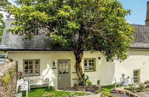 Paignton Cottage | The Vinery - Cosy Cottage, Village, Pubs, Dog Walks Playground, 3 miles to Coast