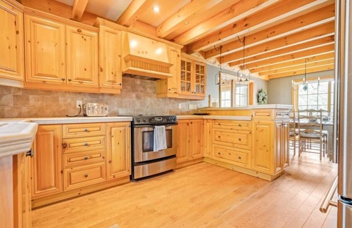 Val-des-Monts Ski Chalet | The Vista - Magnificent Waterfront & Hot Tub