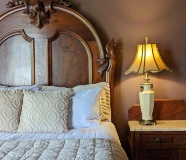 Downtown Toledo Bed & Breakfast | The Vistula Rose B & B