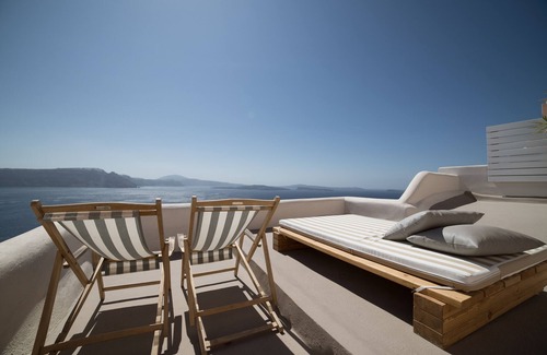 Kamari Apartment | THE VOLCANO CAVE HOUSE