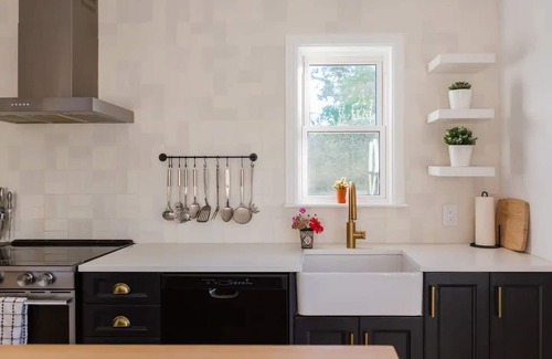 Ameliasburgh House | The Vue - Nestled by Roblin's Lake with a Hot Tub