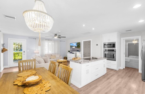 Riverside House | The W House Jupiter- Minutes from the beach! Heated Pool and Tiki Hut