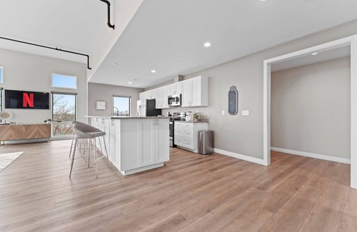 Wyandotte Apartment | The W Loft Penthouse with Pool Gym 2 Balconies