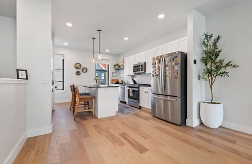 Central Northside House | The Warhol Room | Private Room on Arch Street