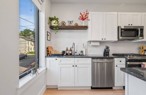 Central Northside House | The Warhol Room | Private Room on Arch Street