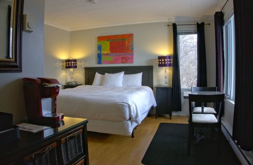 Campbellford Hotel | The Water's Edge Inn