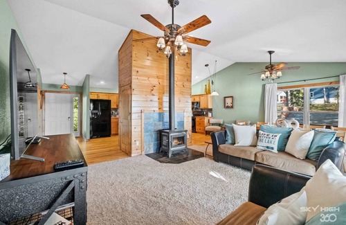 Golden House | The Waters Edge Oasis at Table Rock Lake