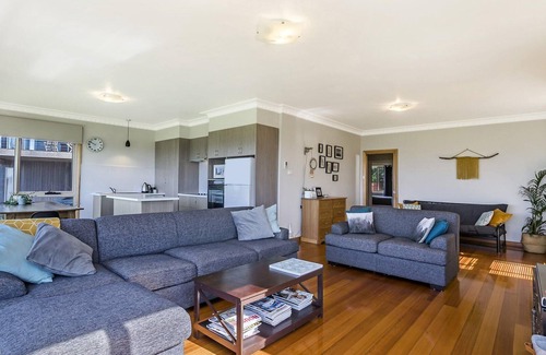 Port Fairy House | The Waves - Sit Back And Watch The Waves Roll In