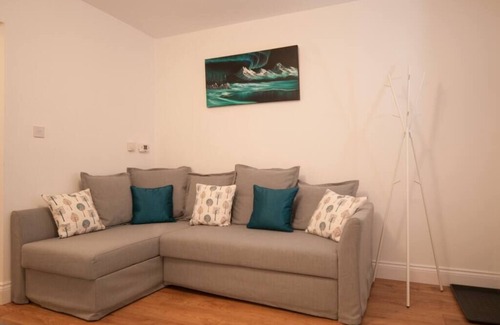 Burton on Trent House | The Wellington - Stylish 4-Bedroom Home for 8 Guests