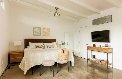 Tahquitz River Estates Hotel | The Wesley Studio 3 by AvantStay | Chic Private Apartment w/Kitchenette