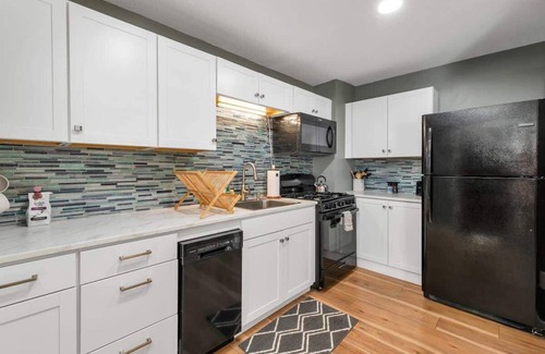 Hampton Apartment | The Whale Spout - King bed and close to the Beach!