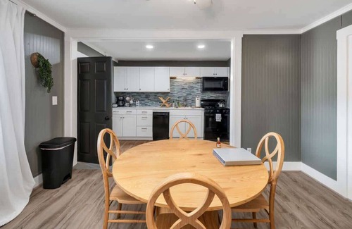 Hampton Apartment | The Whale Spout - King bed and close to the Beach!