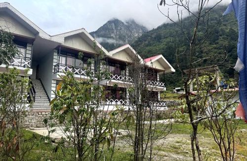 Mangan Hotel | The Whispering Pines by Trekocity