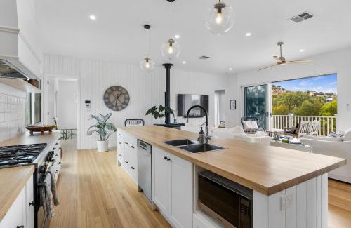 Carrickalinga House | The White House - 6 Bennett Street
