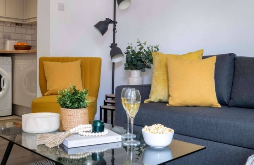 Reading Apartment | The White House Flat by Select SA