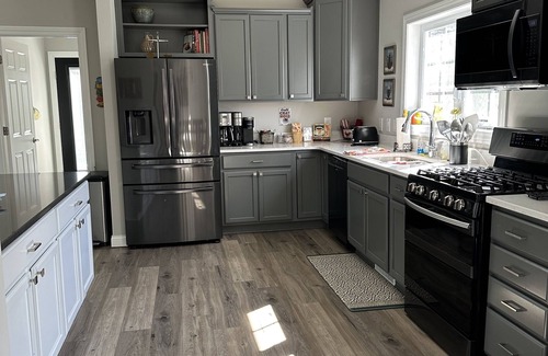 New Buffalo House | The White House - spacious 5 bedroom, with hot tub - blocks from everything!