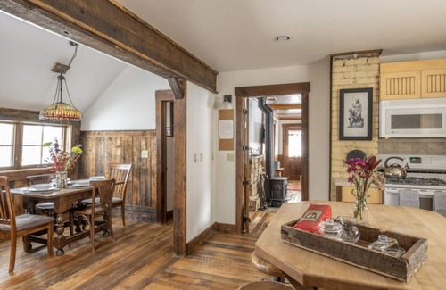 Crested Butte House | The Whiterock House @crestedbuttecohome, Cozy 3 Bed, 2 Bath w/Hot Tub, Pups Welcome, Sleeps 8