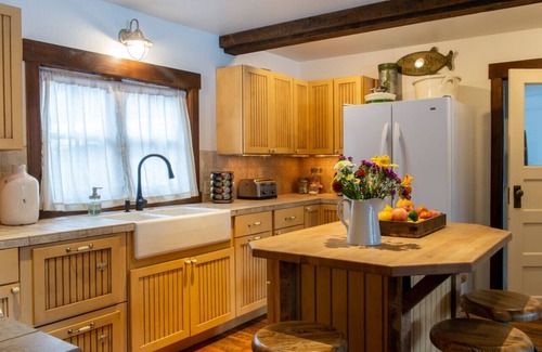 Crested Butte House | The Whiterock House @crestedbuttecohome, Cozy 3 Bed, 2 Bath w/Hot Tub, Pups Welcome, Sleeps 8