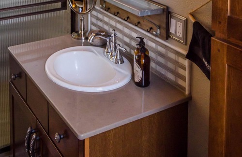 Prosser Apartment | The "Willis" Guest Suite - King Bed