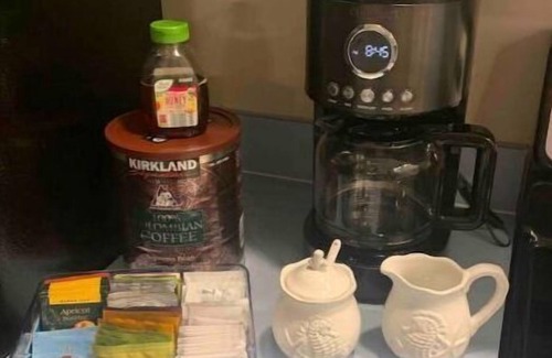 Joel House | "The Windy Palm" w king suite to pool