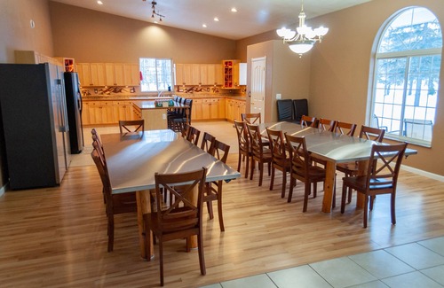 Big Lake House | The Wise Raven Retreat, Peaceful and Spacious Home in Big Lake on a forested lot