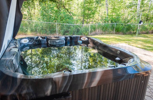 Big Lake House | The Wise Raven Retreat, Peaceful and Spacious Home in Big Lake on a forested lot