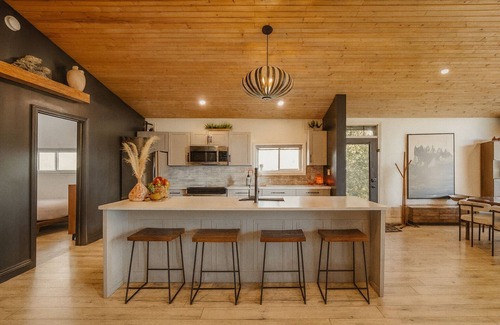 L'Amable Cottage | The Wolf’s Den - Modern Lakefront Cottage