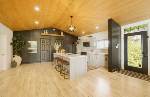 L'Amable Cottage | The Wolf’s Den - Modern Lakefront Cottage