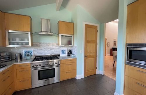 Wonderland Hills House | The Wonderland Retreat- Open Space + Lake view. Close to town & trails. Pool.