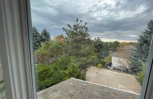 Wonderland Hills House | The Wonderland Retreat- Open Space + Lake view. Close to town & trails. Pool.