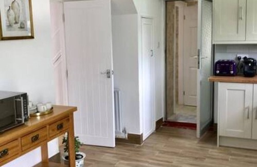 Headington House | The Woodfarm Lodge - 3 Bedroom House with parking