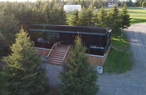 New Glasgow Cottage | The Woodlot Cabin # 1(Coyote Den) Hot tub , cold plunge close to Cavendish