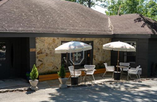 Eureka Springs Hotel | The Woodsman Lodge