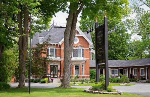 Gananoque Hotel | The Woodview Inn