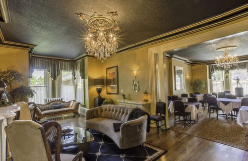 Gananoque Hotel | The Woodview Inn