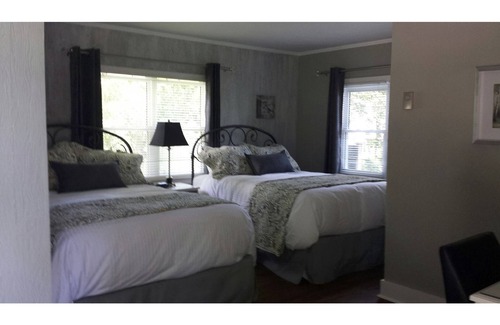 Gananoque Hotel | The Woodview Inn