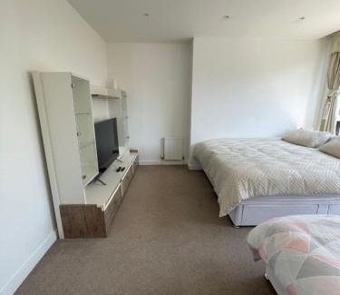 Stratford and New Town House | The XL modern retreat