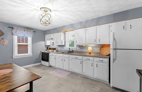 Waterloo House | The Yellow Haus, 3 bedrooms, close to downtown Waterloo!