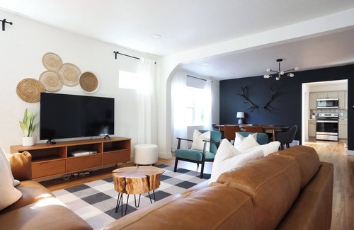 Cheyenne House | The1928 WEST Spacious 5 BR, Putting Green, Pool Table & Arcade Games