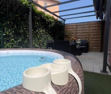 La Source House | The56 - Private Garden Jacuzzi and Private Parking