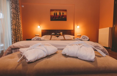 Vitina Hotel | Thea Mainalou