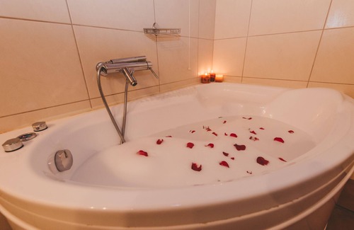 Vitina Hotel | Thea Mainalou