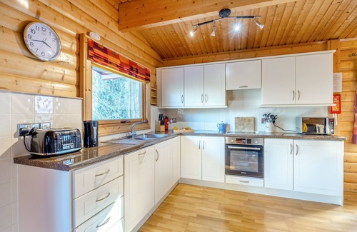 Kenwick Cottage | Theis lodge is in a peaceful location with great walks through the woods, a nature lover’s delight.