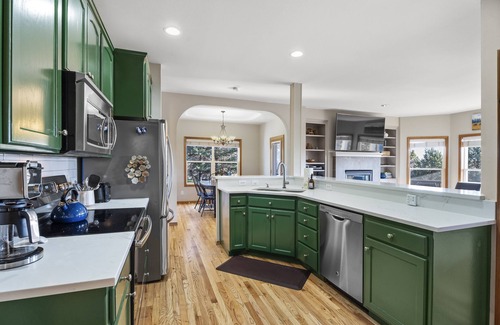 Redmond House | TheNest @Eagle Crest! Your gateway stop to R&R: Private Hot tub, deck & patios