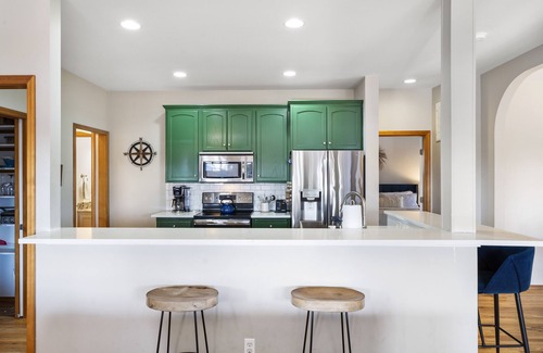Redmond House | TheNest @Eagle Crest! Your gateway stop to R&R: Private Hot tub, deck & patios