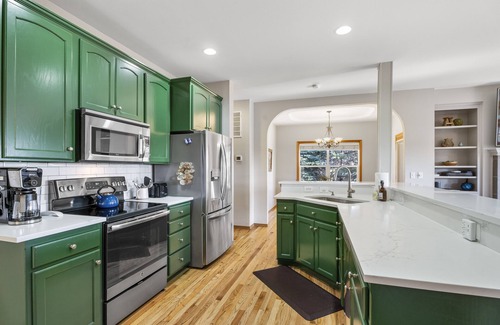 Redmond House | TheNest @Eagle Crest! Your gateway stop to R&R: Private Hot tub, deck & patios
